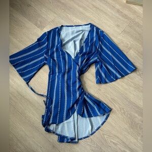 V neck wrap top with bell like sleeves blouse/top blue size small
